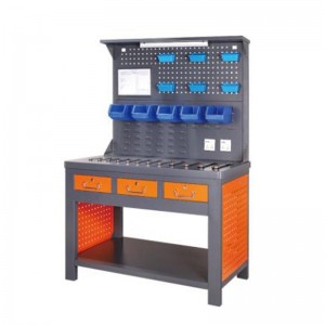 Zakład warsztatowy z paskiem oświetleniowym i tablicą